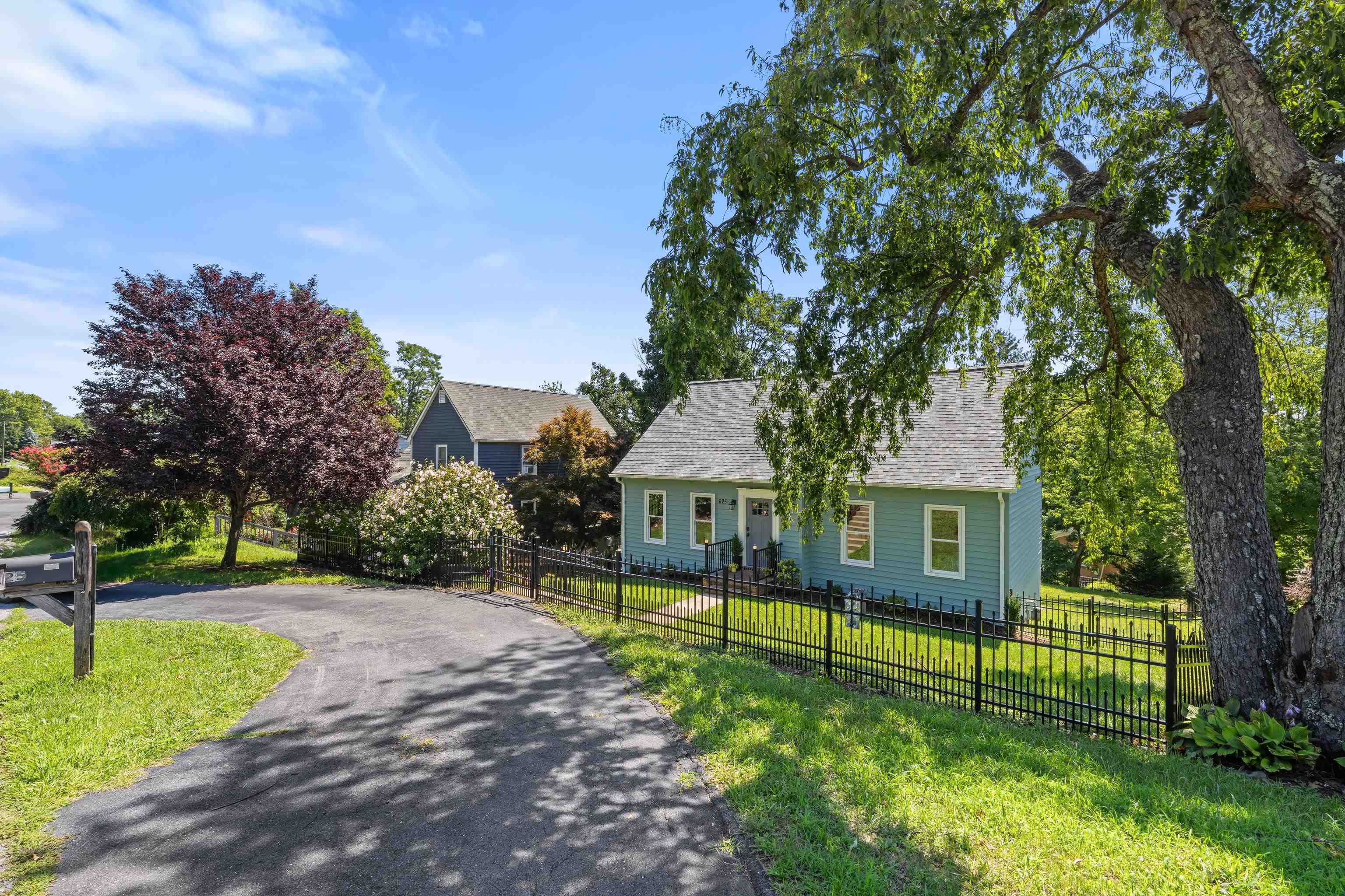 625 ESSEX DR, STAUNTON, Virginia 24401, 3 Bedrooms Bedrooms, ,2 BathroomsBathrooms,Residential,625 ESSEX DR,679533 MLS # 679533 625 ESSEX DR, STAUNTON, Virginia 24401, 3 Bedrooms Bedrooms, ,2 BathroomsBathrooms,Residential,625 ESSEX DR,679533 MLS # 679533