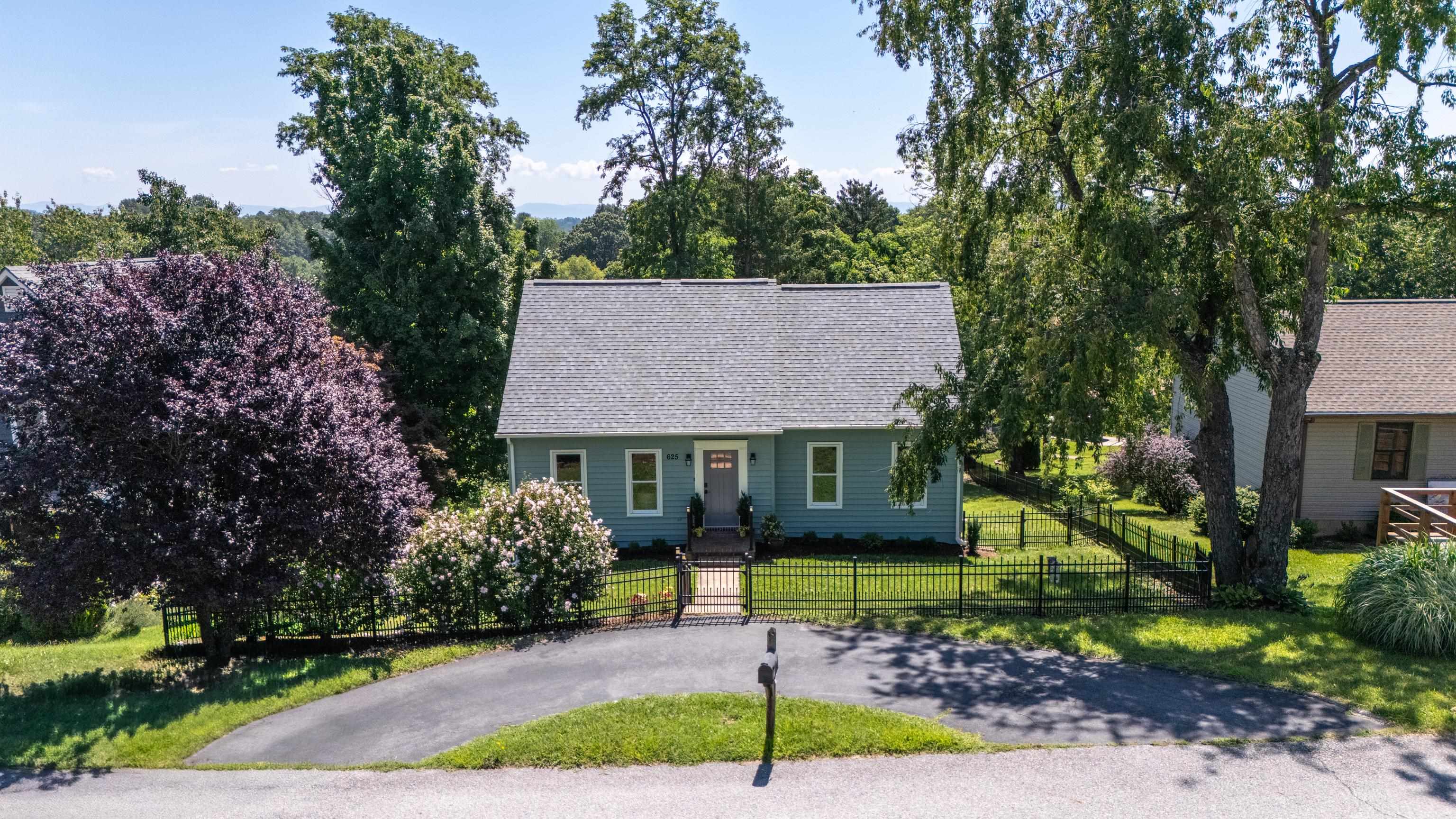 625 ESSEX DR, STAUNTON, Virginia 24401, 3 Bedrooms Bedrooms, ,2 BathroomsBathrooms,Residential,625 ESSEX DR,679533 MLS # 679533 625 ESSEX DR, STAUNTON, Virginia 24401, 3 Bedrooms Bedrooms, ,2 BathroomsBathrooms,Residential,625 ESSEX DR,679533 MLS # 679533