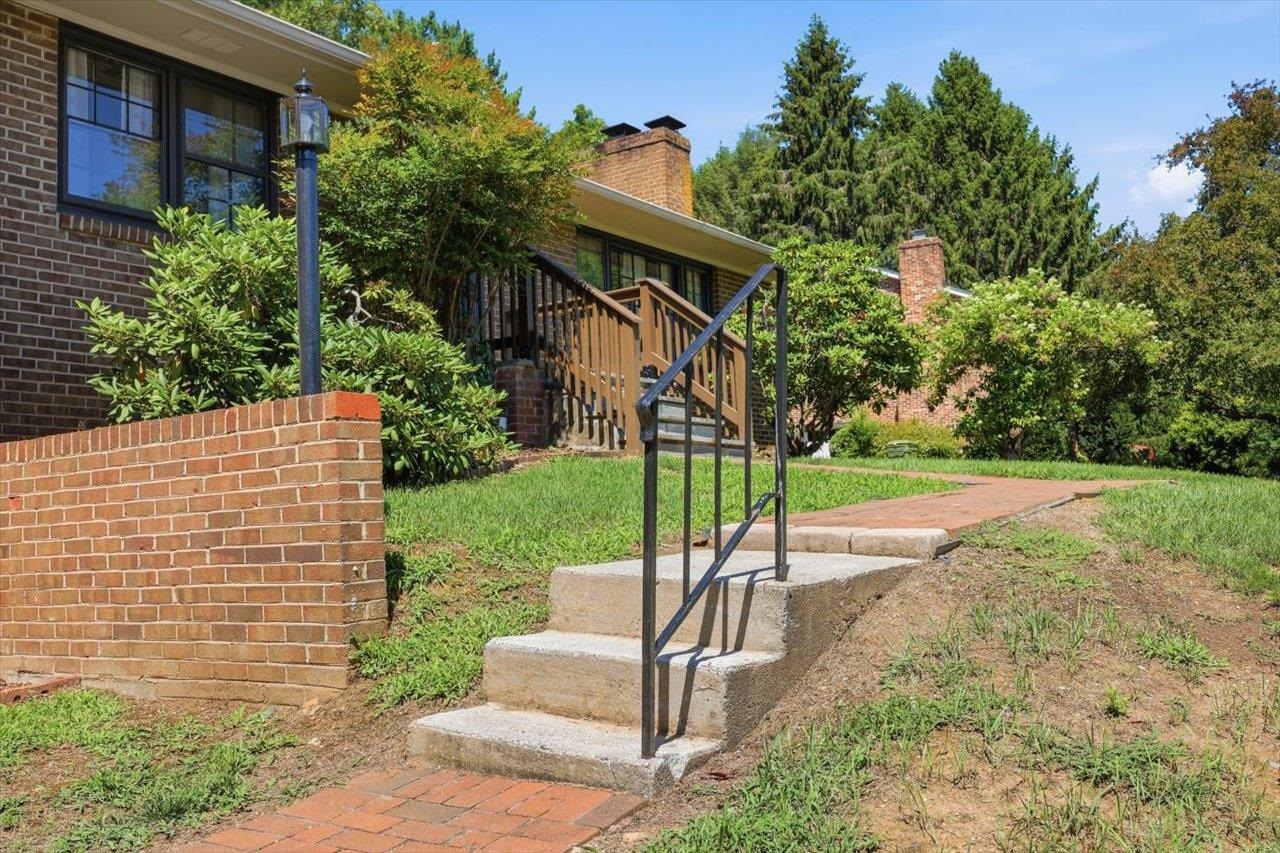 1060 GLENWOOD BLVD, WAYNESBORO, Virginia 22980, 4 Bedrooms Bedrooms, ,2 BathroomsBathrooms,Residential,1060 GLENWOOD BLVD,679552 MLS # 679552 1060 GLENWOOD BLVD, WAYNESBORO, Virginia 22980, 4 Bedrooms Bedrooms, ,2 BathroomsBathrooms,Residential,1060 GLENWOOD BLVD,679552 MLS # 679552