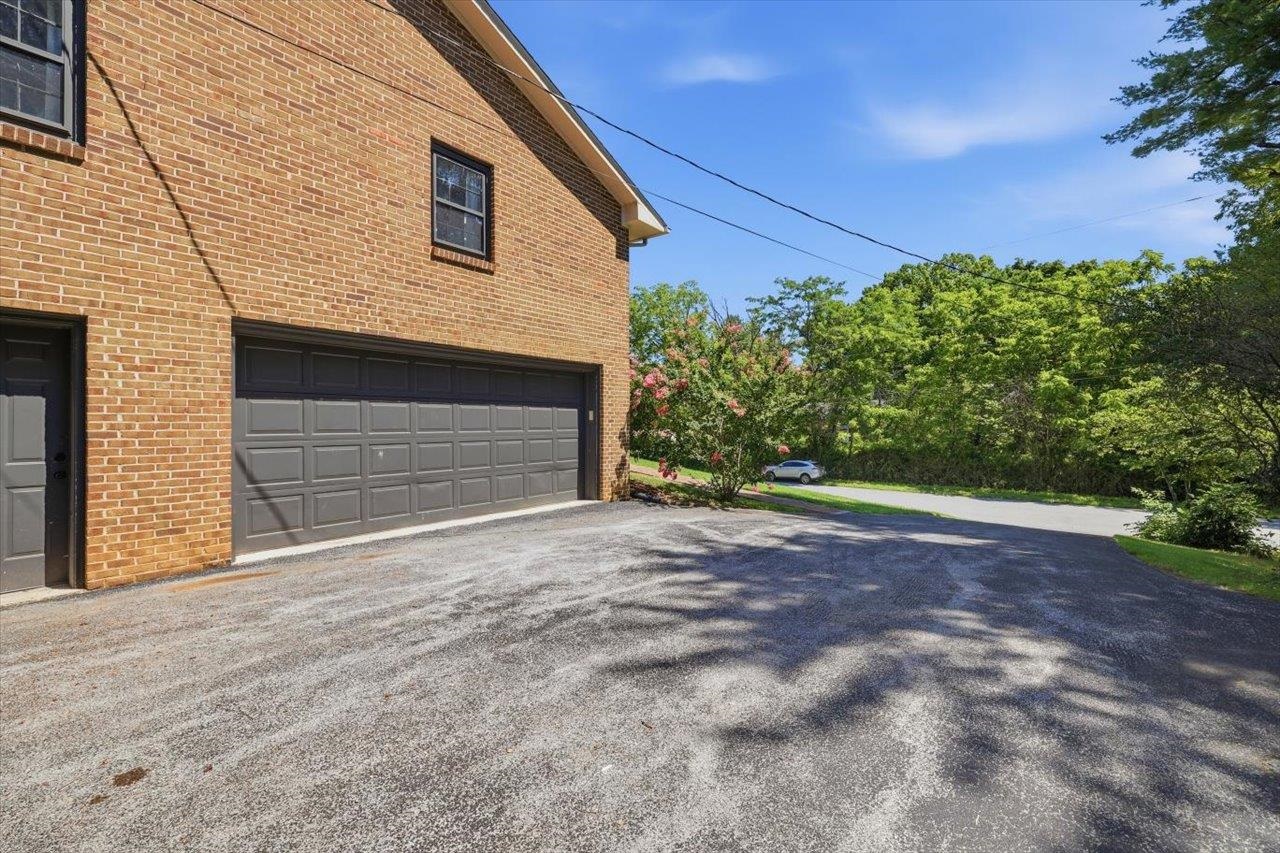 1060 GLENWOOD BLVD, WAYNESBORO, Virginia 22980, 4 Bedrooms Bedrooms, ,2 BathroomsBathrooms,Residential,1060 GLENWOOD BLVD,679552 MLS # 679552 1060 GLENWOOD BLVD, WAYNESBORO, Virginia 22980, 4 Bedrooms Bedrooms, ,2 BathroomsBathrooms,Residential,1060 GLENWOOD BLVD,679552 MLS # 679552
