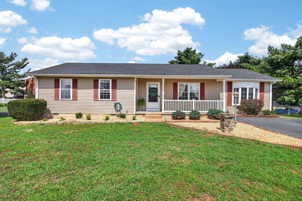7 FEATHERSTONE DR, LYNDHURST, Virginia 22952, 4 Bedrooms Bedrooms, ,2 BathroomsBathrooms,Residential,7 FEATHERSTONE DR,679558 MLS # 679558 7 FEATHERSTONE DR, LYNDHURST, Virginia 22952, 4 Bedrooms Bedrooms, ,2 BathroomsBathrooms,Residential,7 FEATHERSTONE DR,679558 MLS # 679558