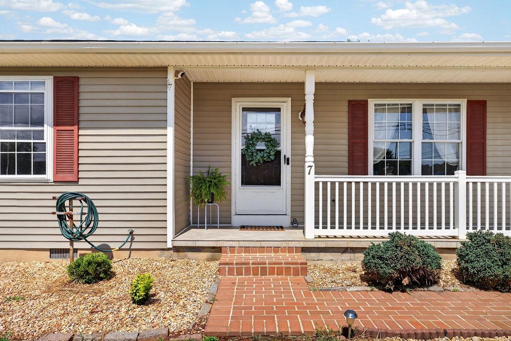 7 FEATHERSTONE DR, LYNDHURST, Virginia 22952, 4 Bedrooms Bedrooms, ,2 BathroomsBathrooms,Residential,7 FEATHERSTONE DR,679558 MLS # 679558 7 FEATHERSTONE DR, LYNDHURST, Virginia 22952, 4 Bedrooms Bedrooms, ,2 BathroomsBathrooms,Residential,7 FEATHERSTONE DR,679558 MLS # 679558