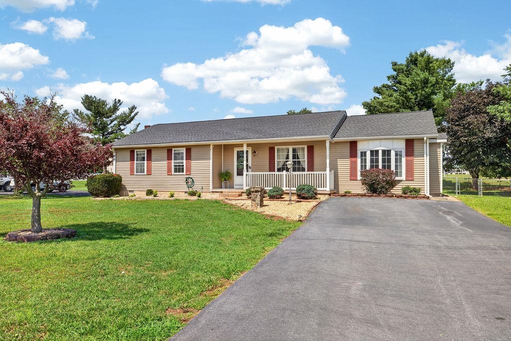 7 FEATHERSTONE DR, LYNDHURST, Virginia 22952, 4 Bedrooms Bedrooms, ,2 BathroomsBathrooms,Residential,7 FEATHERSTONE DR,679558 MLS # 679558 7 FEATHERSTONE DR, LYNDHURST, Virginia 22952, 4 Bedrooms Bedrooms, ,2 BathroomsBathrooms,Residential,7 FEATHERSTONE DR,679558 MLS # 679558