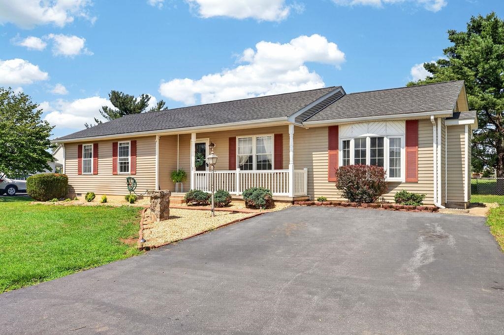 7 FEATHERSTONE DR, LYNDHURST, Virginia 22952, 4 Bedrooms Bedrooms, ,2 BathroomsBathrooms,Residential,7 FEATHERSTONE DR,679558 MLS # 679558 7 FEATHERSTONE DR, LYNDHURST, Virginia 22952, 4 Bedrooms Bedrooms, ,2 BathroomsBathrooms,Residential,7 FEATHERSTONE DR,679558 MLS # 679558