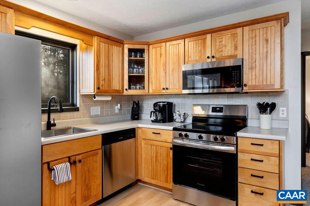 Kitchen appliances are less than 2 years old. Kitchen appliances are less than 2 years old.