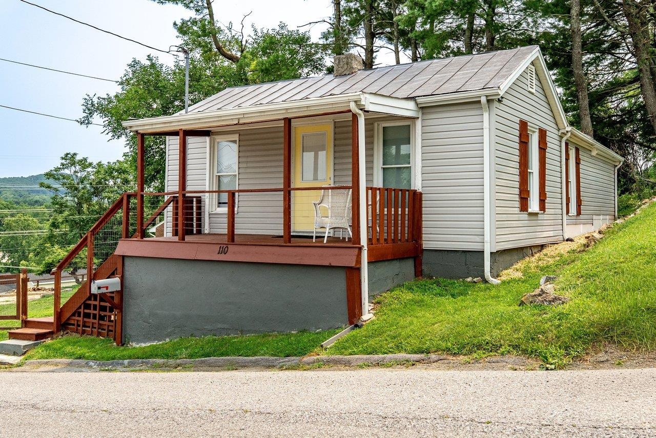 110 W GAY ST, STAUNTON, Virginia 24401, 2 Bedrooms Bedrooms, ,1 BathroomBathrooms,Residential,110 W GAY ST,679598 MLS # 679598