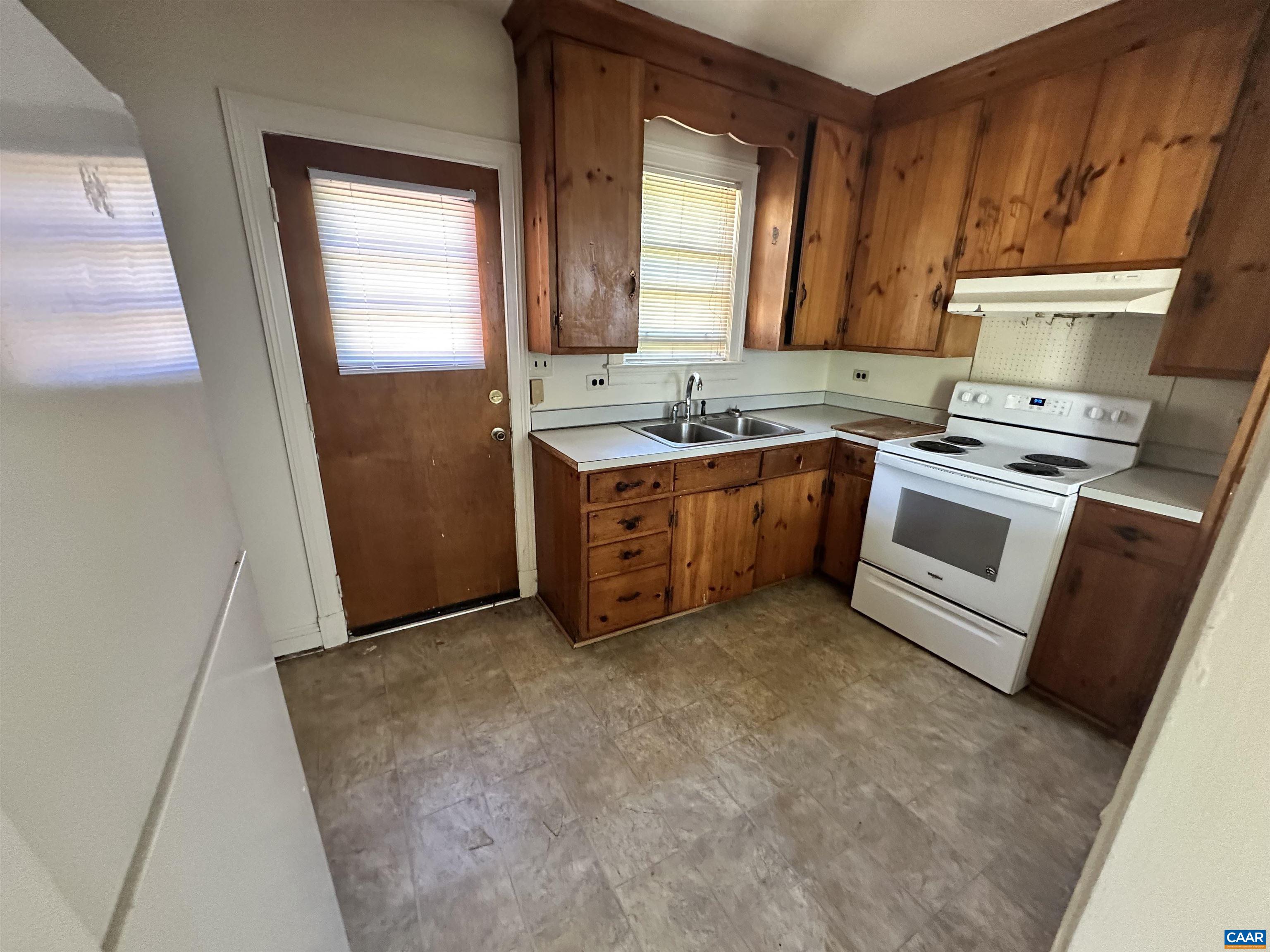 912 SAINT CHARLES AVE, CHARLOTTESVILLE, Virginia 22901, 5 Bedrooms Bedrooms, ,3 BathroomsBathrooms,Residential,912 SAINT CHARLES AVE,679649 MLS # 679649