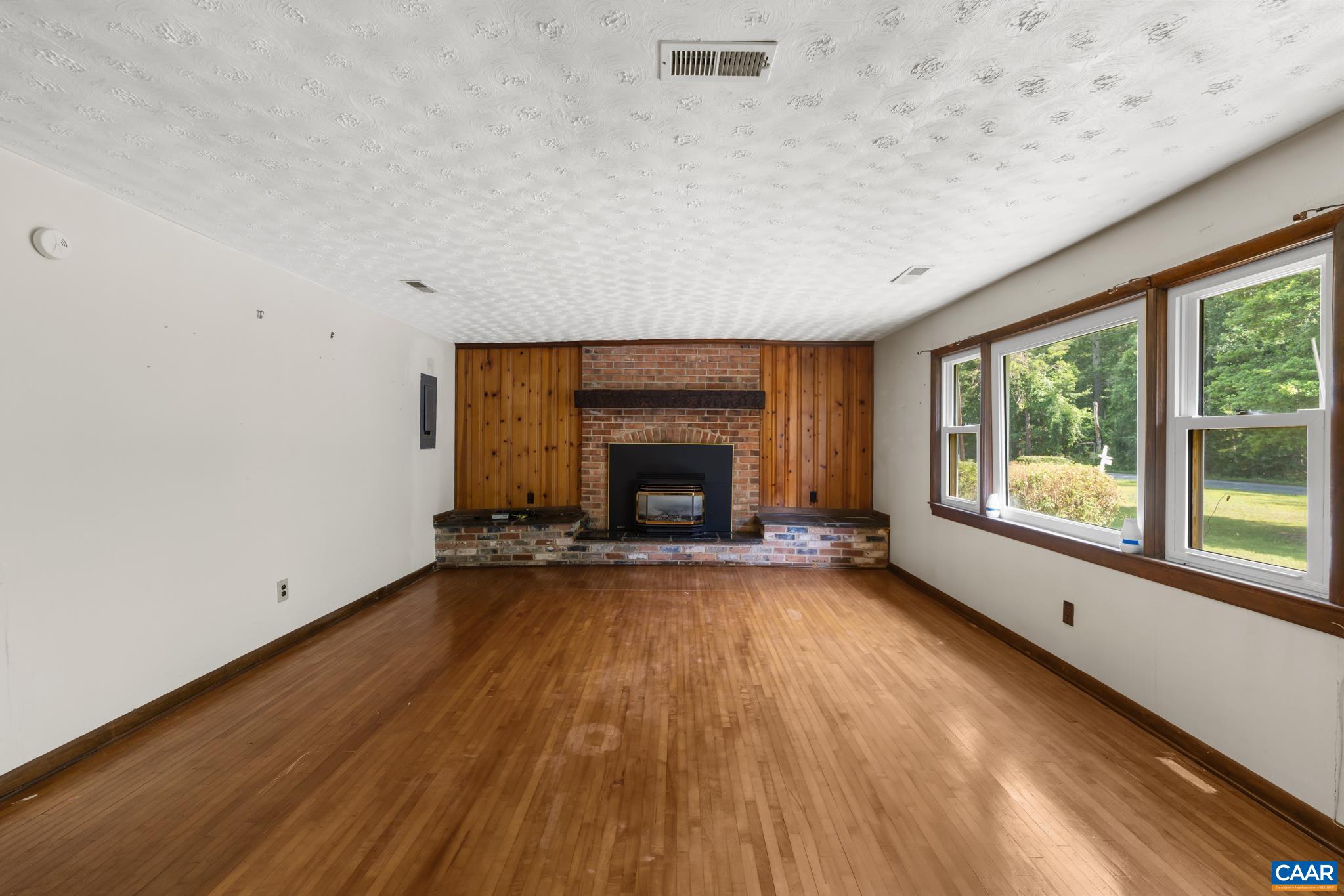 With propane gas fireplace. With propane gas fireplace.