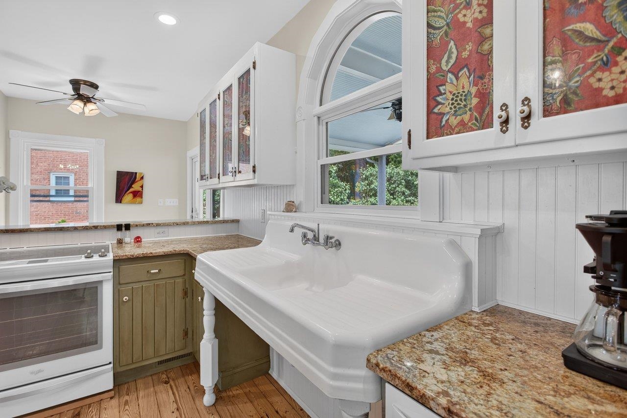 308 BROAD ST, BRIDGEWATER, Virginia 22812, 3 Bedrooms Bedrooms, ,2 BathroomsBathrooms,Residential,308 BROAD ST,679696 MLS # 679696 308 BROAD ST, BRIDGEWATER, Virginia 22812, 3 Bedrooms Bedrooms, ,2 BathroomsBathrooms,Residential,308 BROAD ST,679696 MLS # 679696