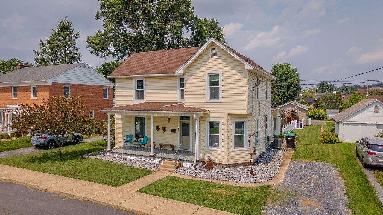 308 BROAD ST, BRIDGEWATER, Virginia 22812, 3 Bedrooms Bedrooms, ,2 BathroomsBathrooms,Residential,308 BROAD ST,679696 MLS # 679696 308 BROAD ST, BRIDGEWATER, Virginia 22812, 3 Bedrooms Bedrooms, ,2 BathroomsBathrooms,Residential,308 BROAD ST,679696 MLS # 679696