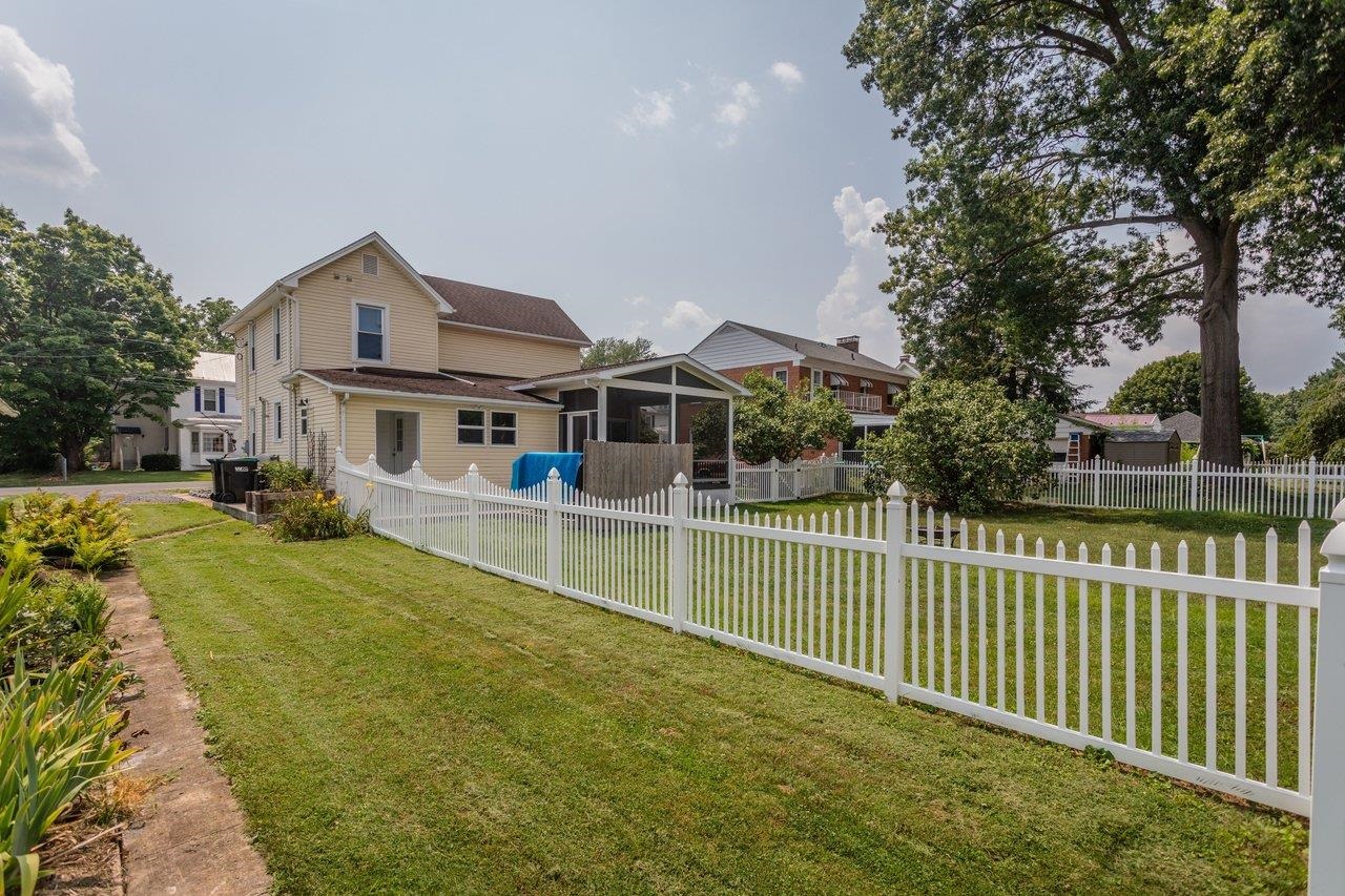308 BROAD ST, BRIDGEWATER, Virginia 22812, 3 Bedrooms Bedrooms, ,2 BathroomsBathrooms,Residential,308 BROAD ST,679696 MLS # 679696 308 BROAD ST, BRIDGEWATER, Virginia 22812, 3 Bedrooms Bedrooms, ,2 BathroomsBathrooms,Residential,308 BROAD ST,679696 MLS # 679696