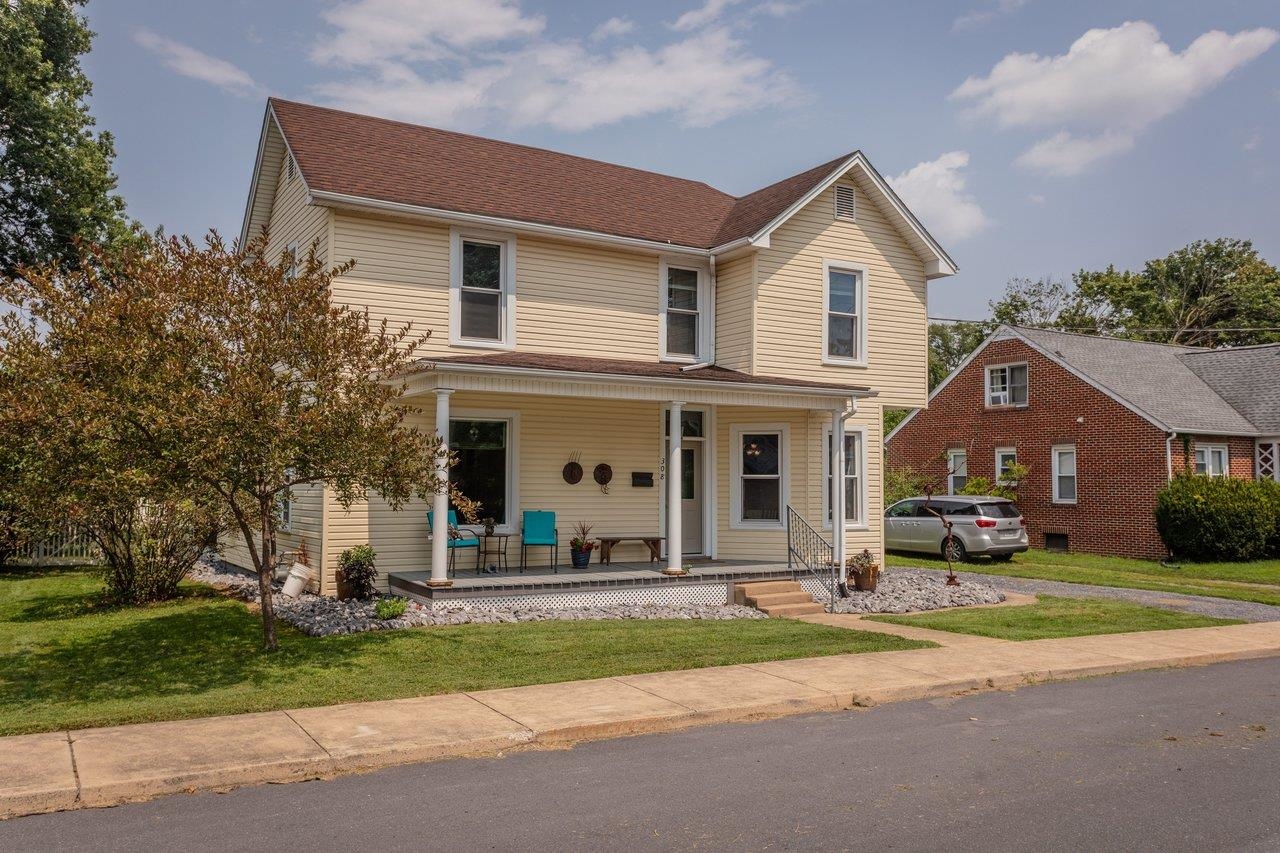 308 BROAD ST, BRIDGEWATER, Virginia 22812, 3 Bedrooms Bedrooms, ,2 BathroomsBathrooms,Residential,308 BROAD ST,679696 MLS # 679696 308 BROAD ST, BRIDGEWATER, Virginia 22812, 3 Bedrooms Bedrooms, ,2 BathroomsBathrooms,Residential,308 BROAD ST,679696 MLS # 679696