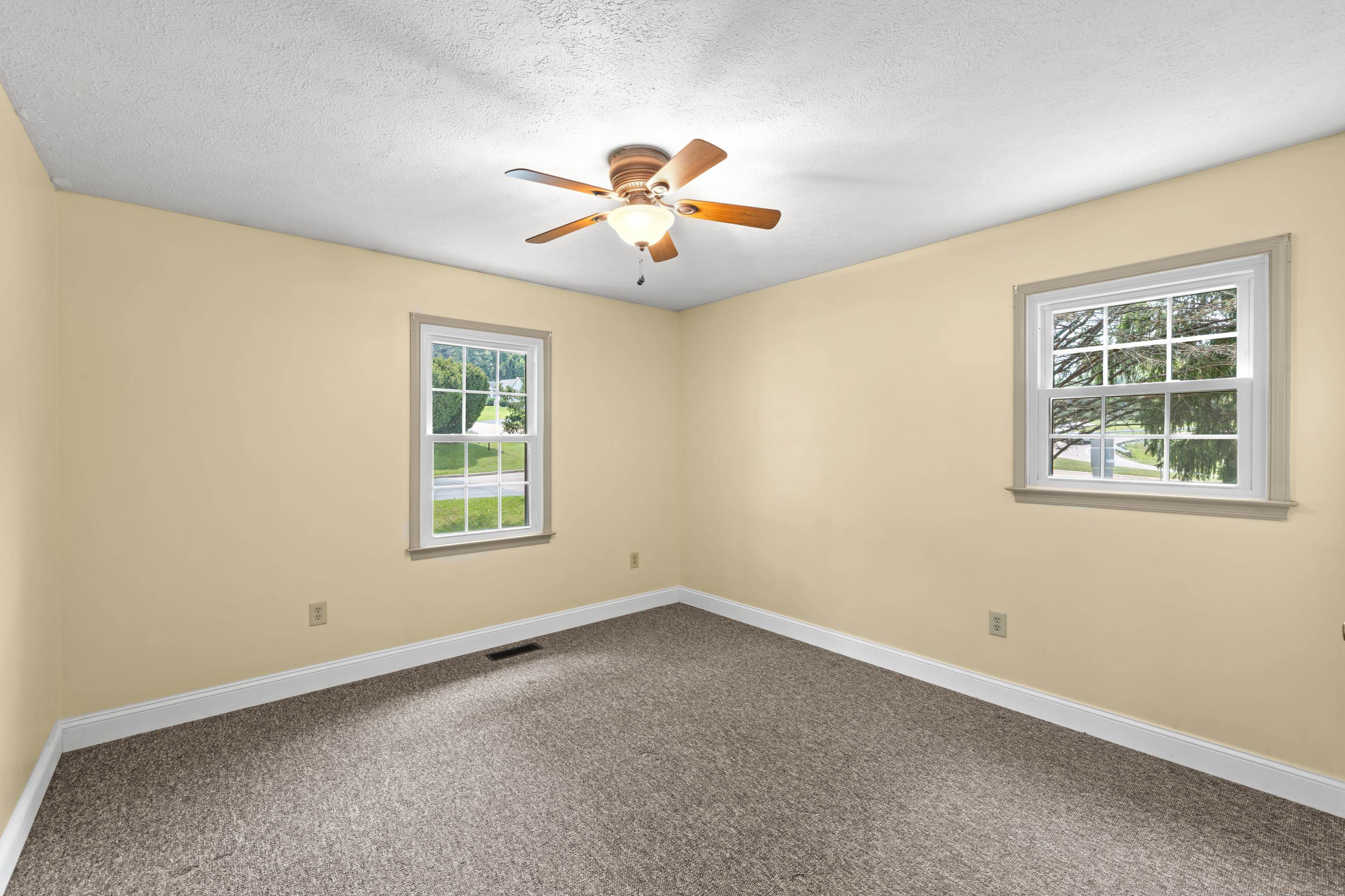14 LOCH DR, STAUNTON, Virginia 24401, 3 Bedrooms Bedrooms, ,2 BathroomsBathrooms,Residential,14 LOCH DR,679716 MLS # 679716