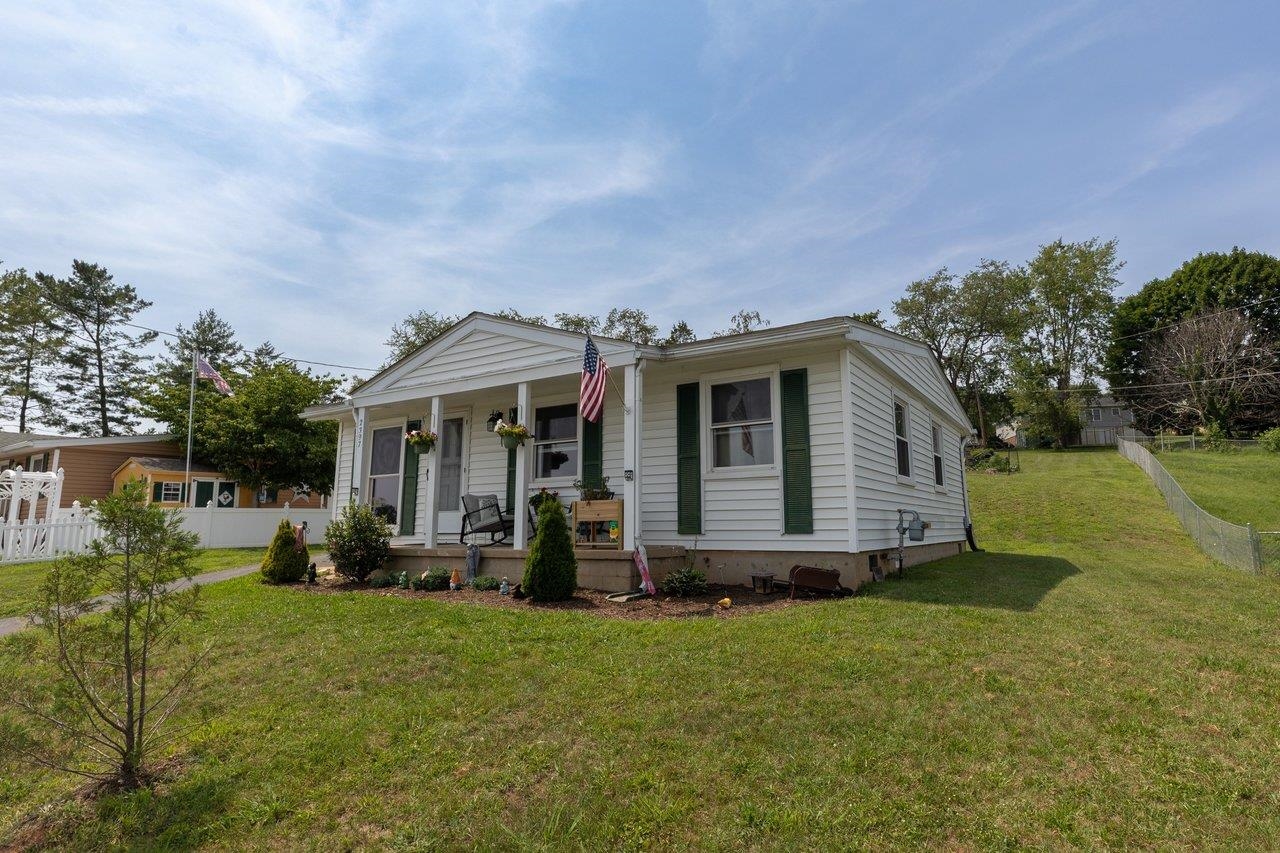 2397 HIGHVIEW CIR, STAUNTON, Virginia 24401, 3 Bedrooms Bedrooms, ,1 BathroomBathrooms,Residential,2397 HIGHVIEW CIR,679725 MLS # 679725
