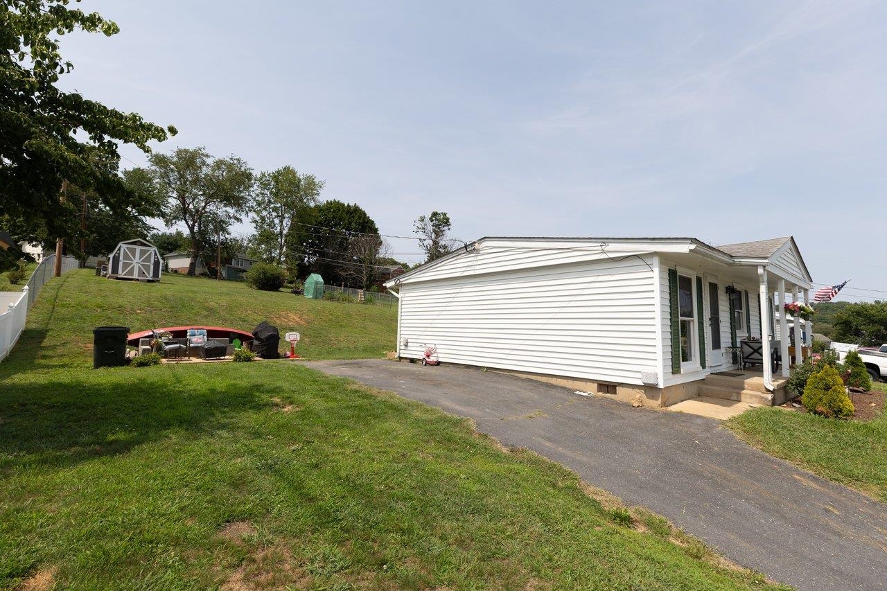 2397 HIGHVIEW CIR, STAUNTON, Virginia 24401, 3 Bedrooms Bedrooms, ,1 BathroomBathrooms,Residential,2397 HIGHVIEW CIR,679725 MLS # 679725