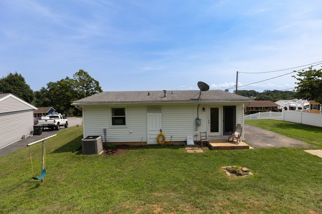2397 HIGHVIEW CIR, STAUNTON, Virginia 24401, 3 Bedrooms Bedrooms, ,1 BathroomBathrooms,Residential,2397 HIGHVIEW CIR,679725 MLS # 679725