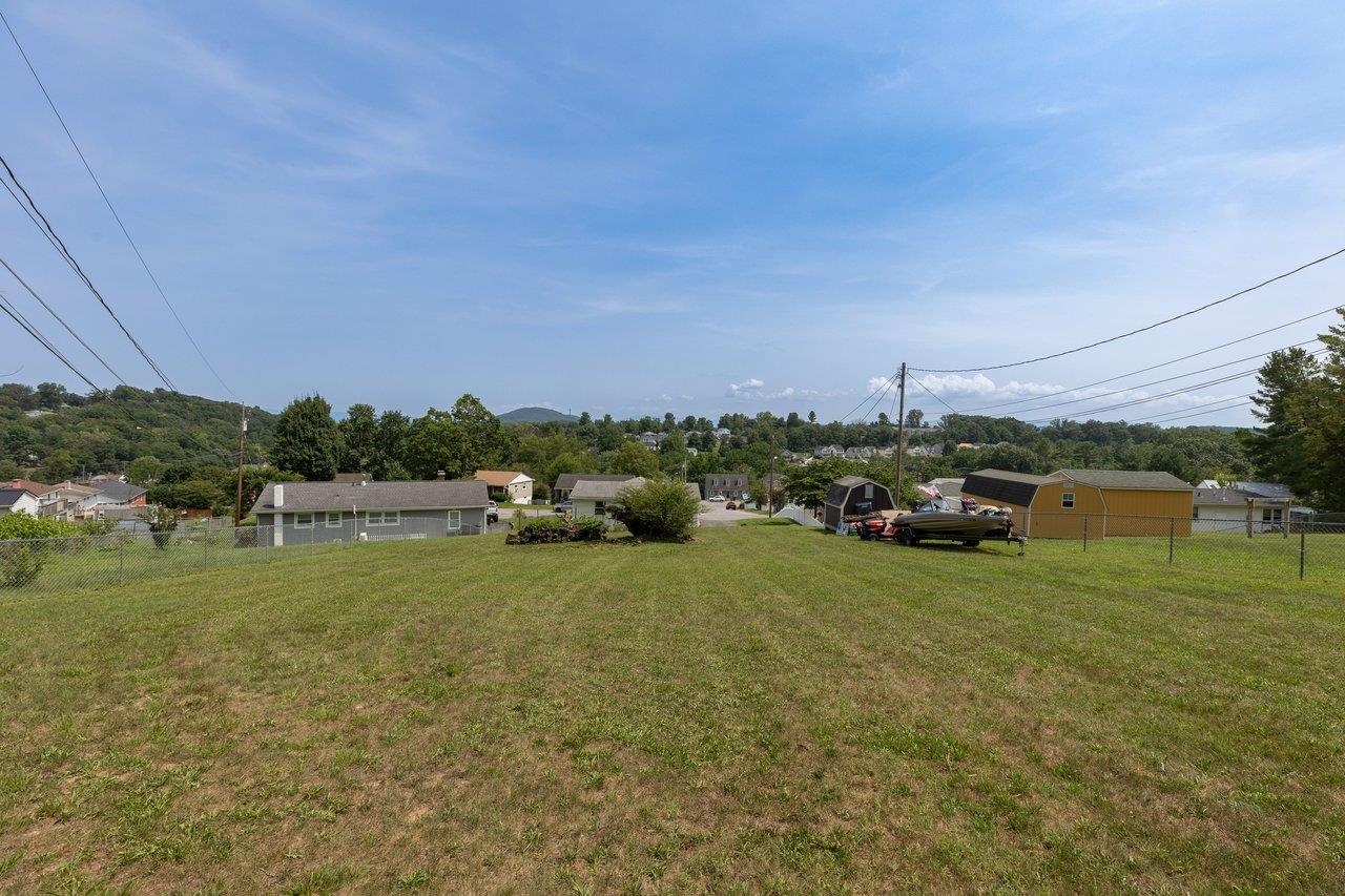2397 HIGHVIEW CIR, STAUNTON, Virginia 24401, 3 Bedrooms Bedrooms, ,1 BathroomBathrooms,Residential,2397 HIGHVIEW CIR,679725 MLS # 679725