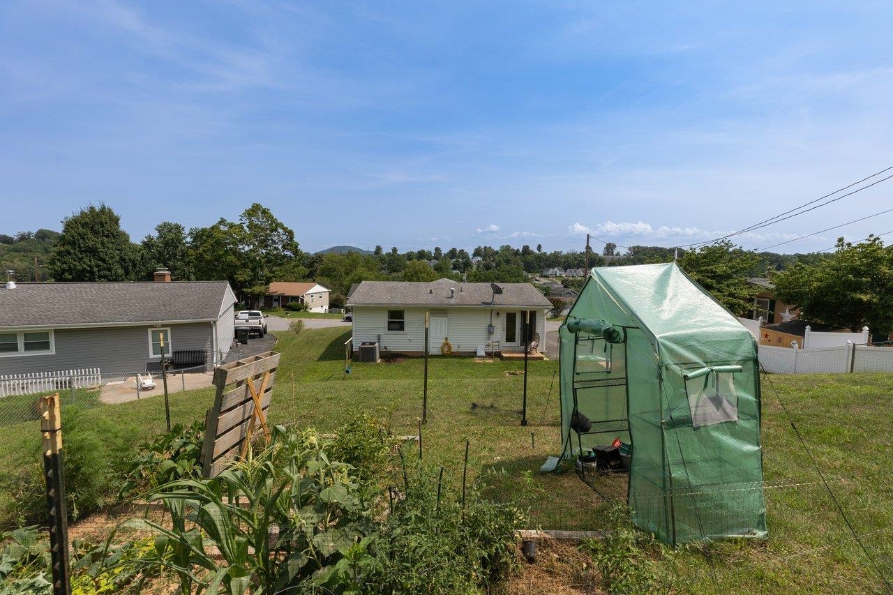 2397 HIGHVIEW CIR, STAUNTON, Virginia 24401, 3 Bedrooms Bedrooms, ,1 BathroomBathrooms,Residential,2397 HIGHVIEW CIR,679725 MLS # 679725