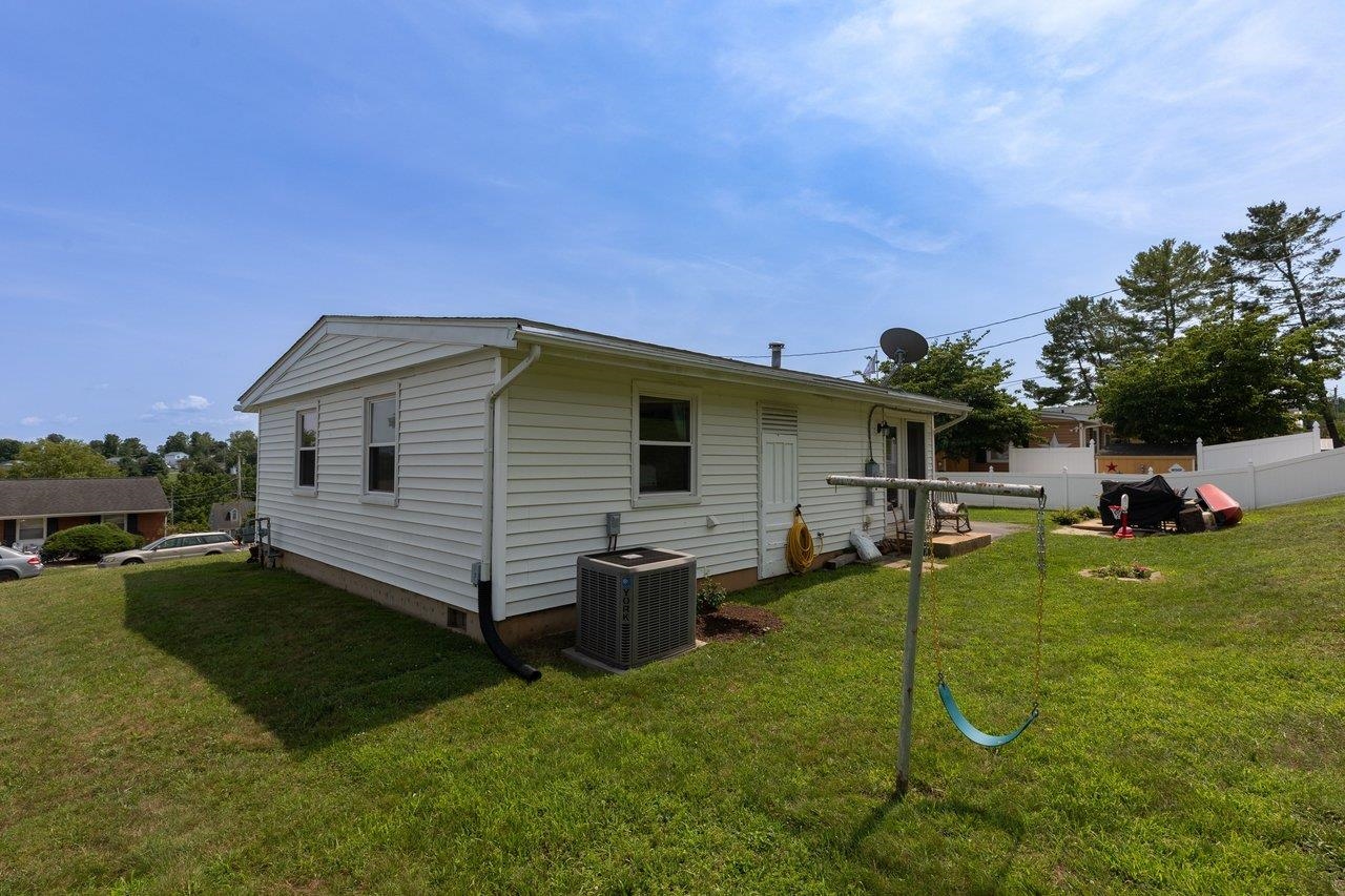 2397 HIGHVIEW CIR, STAUNTON, Virginia 24401, 3 Bedrooms Bedrooms, ,1 BathroomBathrooms,Residential,2397 HIGHVIEW CIR,679725 MLS # 679725