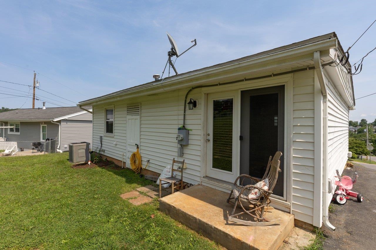 2397 HIGHVIEW CIR, STAUNTON, Virginia 24401, 3 Bedrooms Bedrooms, ,1 BathroomBathrooms,Residential,2397 HIGHVIEW CIR,679725 MLS # 679725