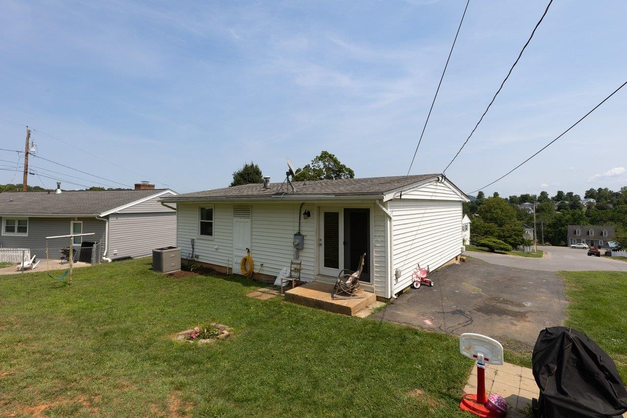2397 HIGHVIEW CIR, STAUNTON, Virginia 24401, 3 Bedrooms Bedrooms, ,1 BathroomBathrooms,Residential,2397 HIGHVIEW CIR,679725 MLS # 679725