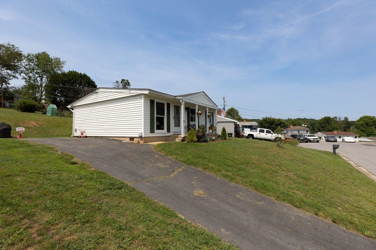 2397 HIGHVIEW CIR, STAUNTON, Virginia 24401, 3 Bedrooms Bedrooms, ,1 BathroomBathrooms,Residential,2397 HIGHVIEW CIR,679725 MLS # 679725