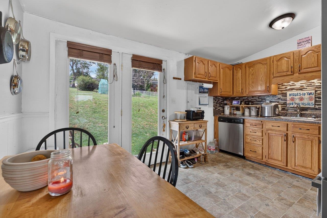 2397 HIGHVIEW CIR, STAUNTON, Virginia 24401, 3 Bedrooms Bedrooms, ,1 BathroomBathrooms,Residential,2397 HIGHVIEW CIR,679725 MLS # 679725