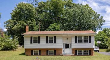 2513 KNOLLWOOD DR, STAUNTON, Virginia 24401, 4 Bedrooms Bedrooms, ,1 BathroomBathrooms,Residential,2513 KNOLLWOOD DR,679730 MLS # 679730