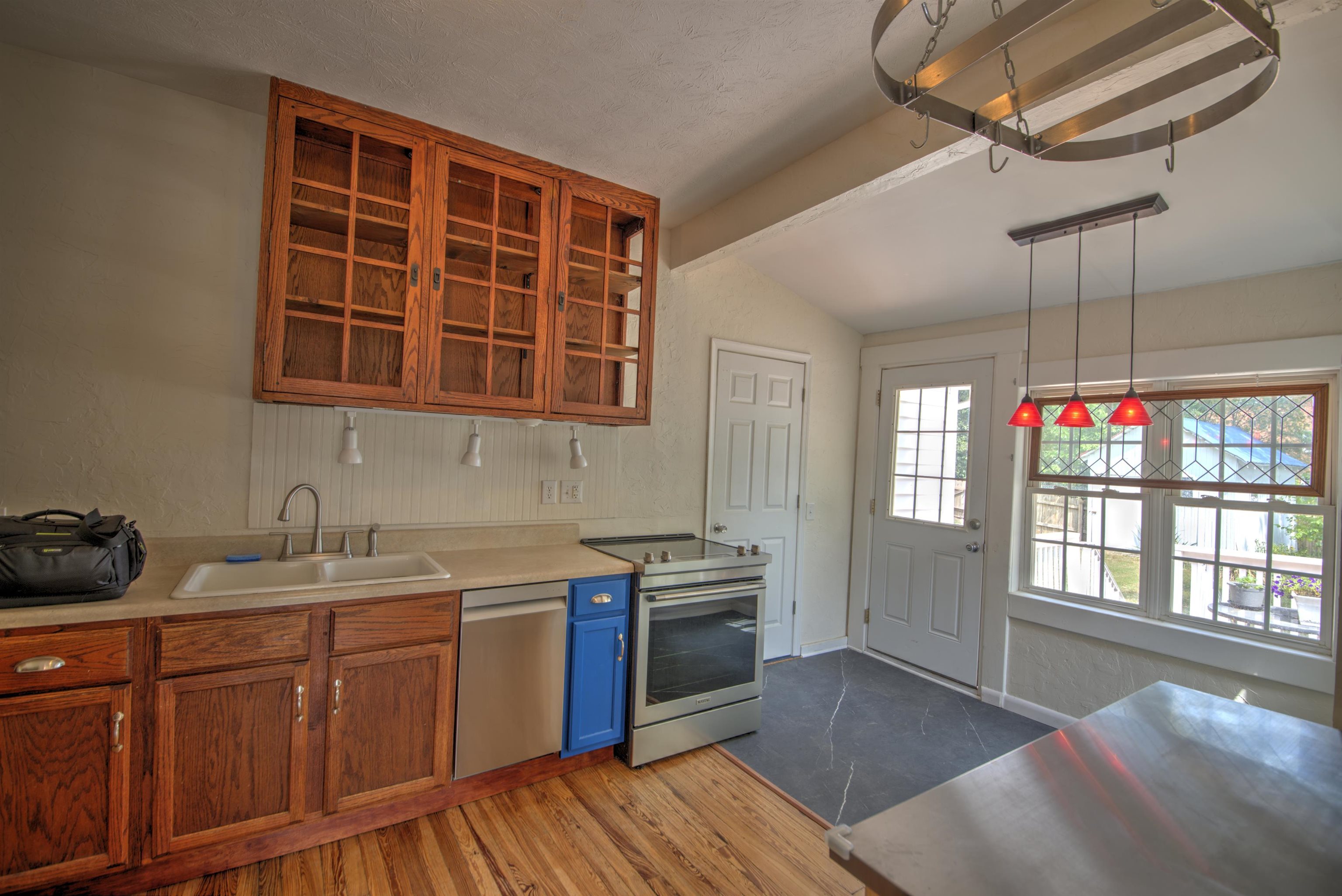 700 SHERWOOD AVE, WAYNESBORO, Virginia 22980, 2 Bedrooms Bedrooms, ,1 BathroomBathrooms,Residential,700 SHERWOOD AVE,679779 MLS # 679779 700 SHERWOOD AVE, WAYNESBORO, Virginia 22980, 2 Bedrooms Bedrooms, ,1 BathroomBathrooms,Residential,700 SHERWOOD AVE,679779 MLS # 679779