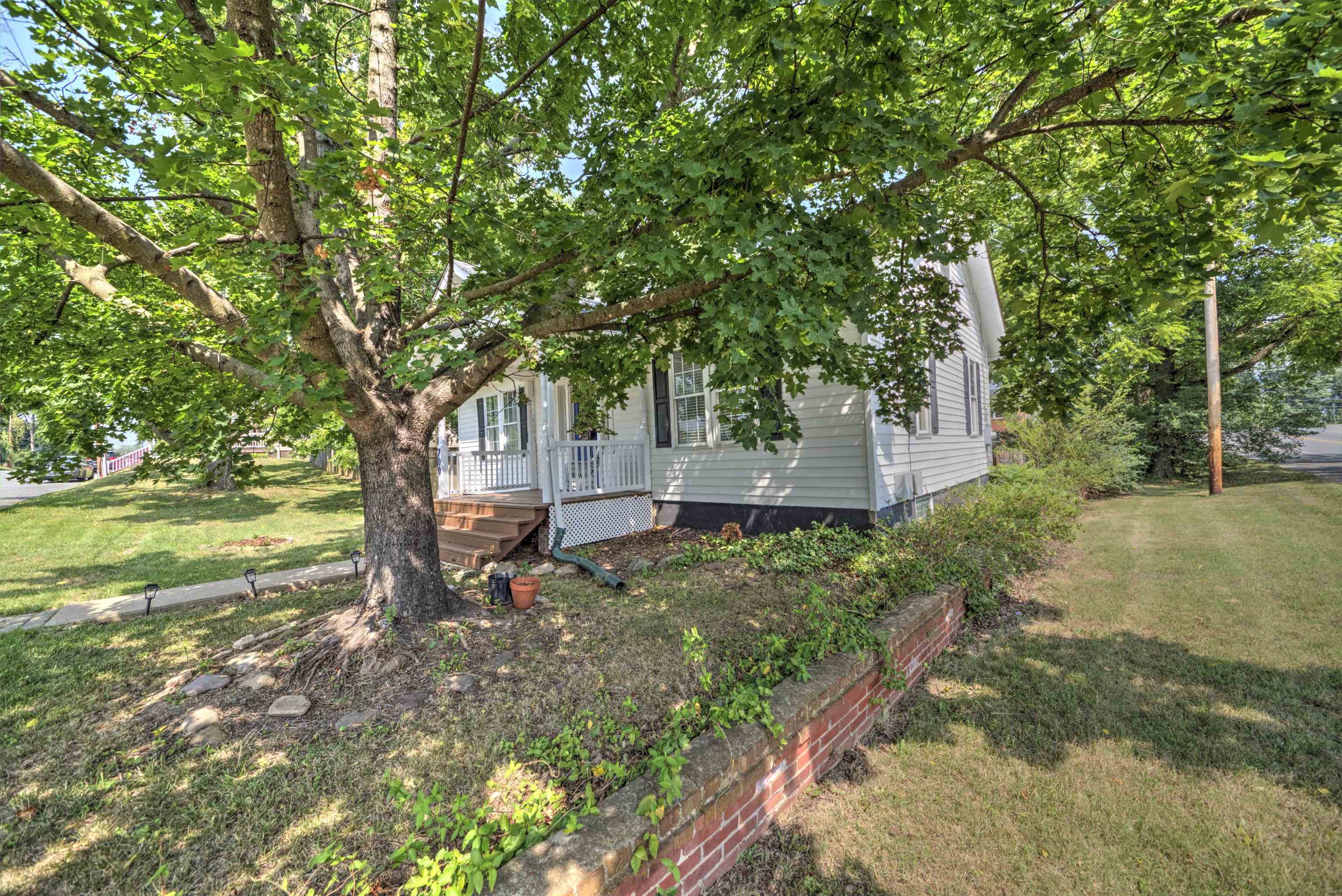 700 SHERWOOD AVE, WAYNESBORO, Virginia 22980, 2 Bedrooms Bedrooms, ,1 BathroomBathrooms,Residential,700 SHERWOOD AVE,679779 MLS # 679779 700 SHERWOOD AVE, WAYNESBORO, Virginia 22980, 2 Bedrooms Bedrooms, ,1 BathroomBathrooms,Residential,700 SHERWOOD AVE,679779 MLS # 679779