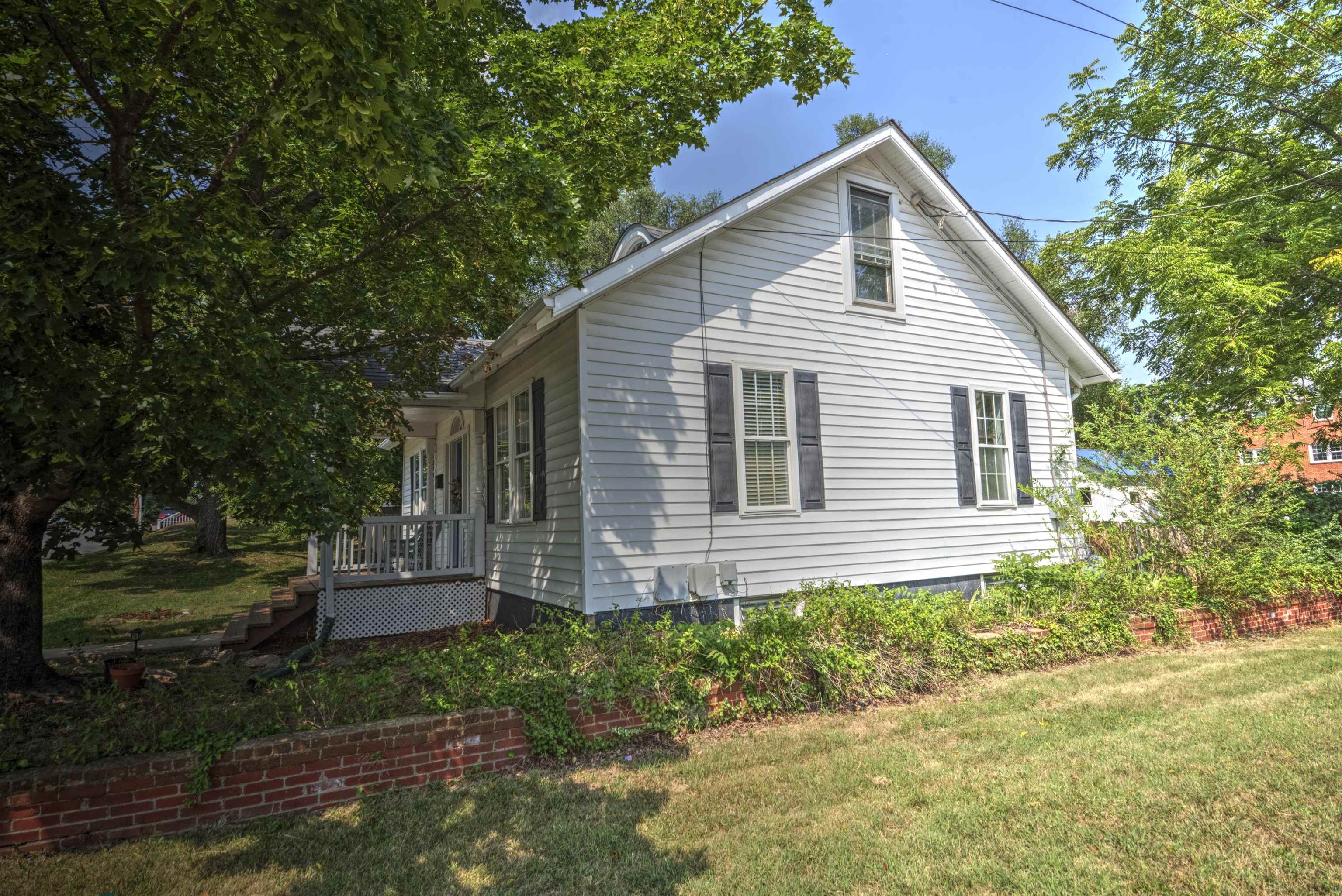 700 SHERWOOD AVE, WAYNESBORO, Virginia 22980, 2 Bedrooms Bedrooms, ,1 BathroomBathrooms,Residential,700 SHERWOOD AVE,679779 MLS # 679779 700 SHERWOOD AVE, WAYNESBORO, Virginia 22980, 2 Bedrooms Bedrooms, ,1 BathroomBathrooms,Residential,700 SHERWOOD AVE,679779 MLS # 679779