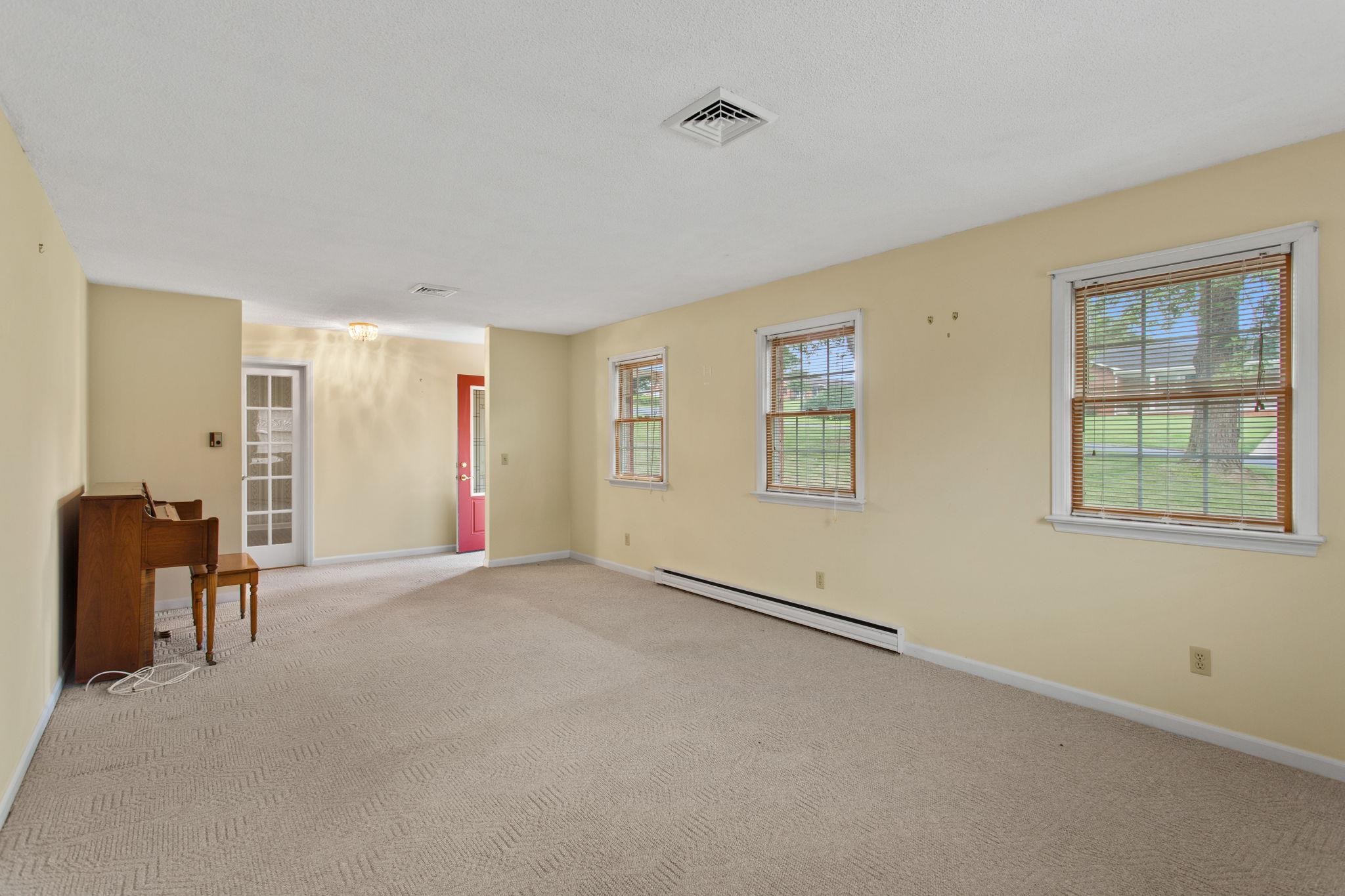 206 BELMONT DR, ROCKINGHAM, Virginia 22801, 3 Bedrooms Bedrooms, ,2 BathroomsBathrooms,Residential,206 BELMONT DR,679799 MLS # 679799