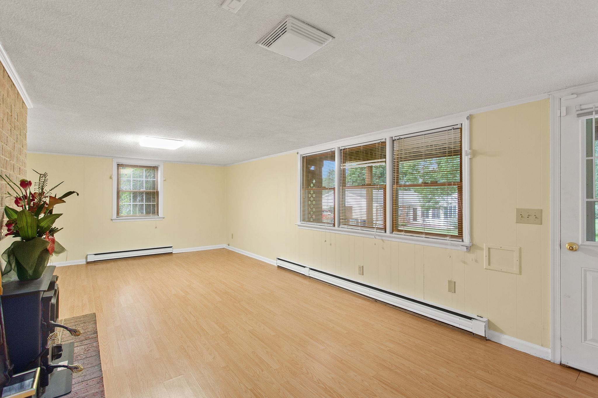 206 BELMONT DR, ROCKINGHAM, Virginia 22801, 3 Bedrooms Bedrooms, ,2 BathroomsBathrooms,Residential,206 BELMONT DR,679799 MLS # 679799