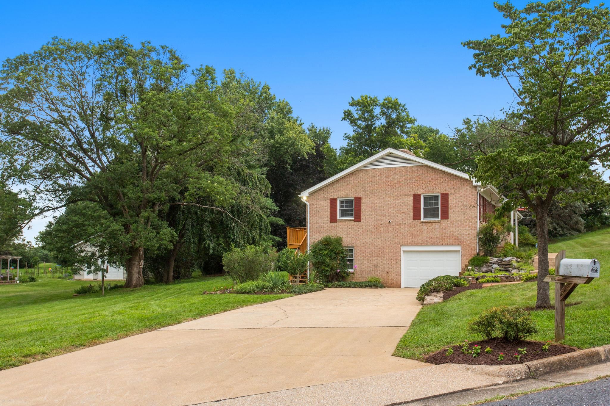 206 BELMONT DR, ROCKINGHAM, Virginia 22801, 3 Bedrooms Bedrooms, ,2 BathroomsBathrooms,Residential,206 BELMONT DR,679799 MLS # 679799