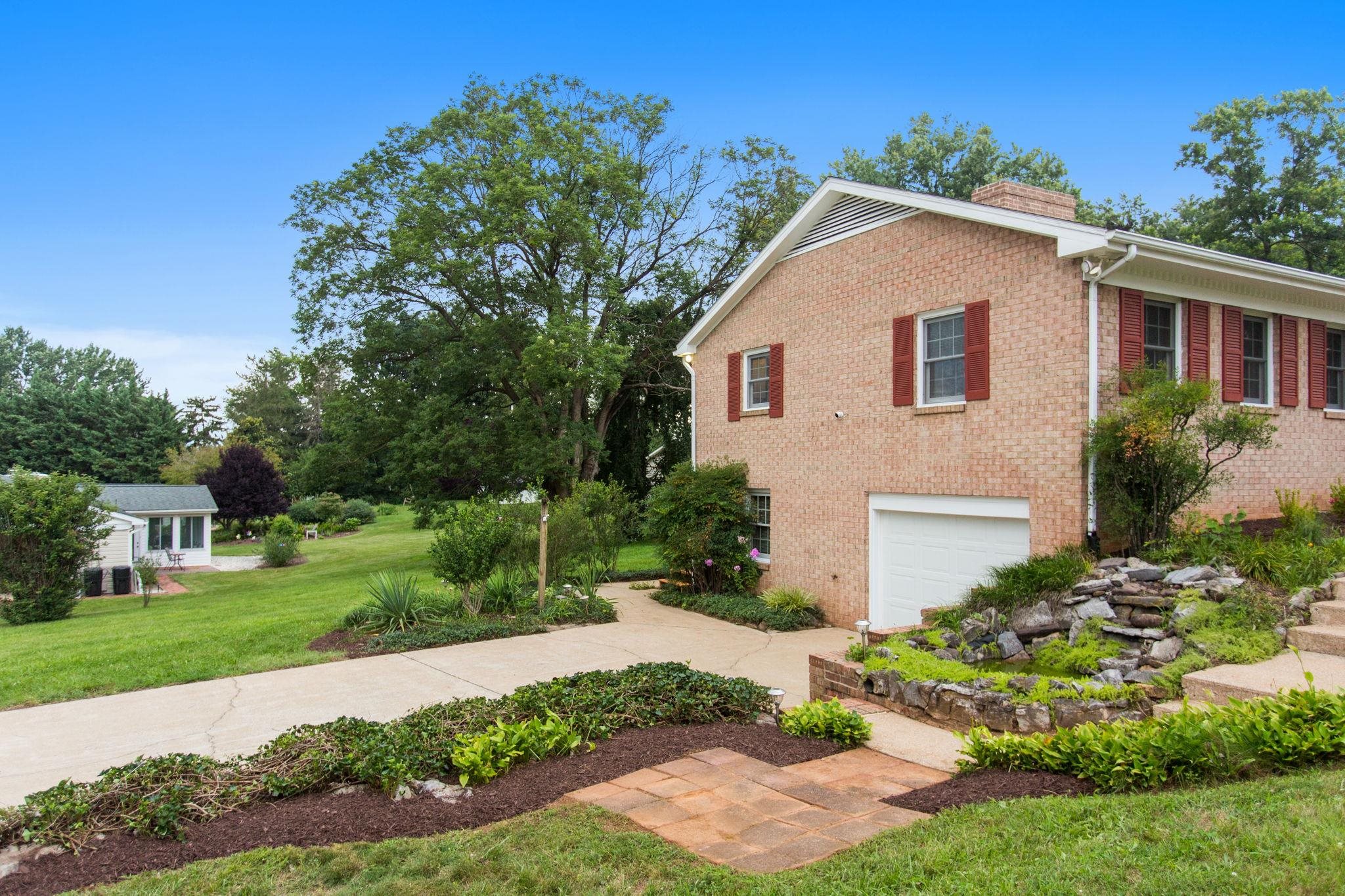 206 BELMONT DR, ROCKINGHAM, Virginia 22801, 3 Bedrooms Bedrooms, ,2 BathroomsBathrooms,Residential,206 BELMONT DR,679799 MLS # 679799