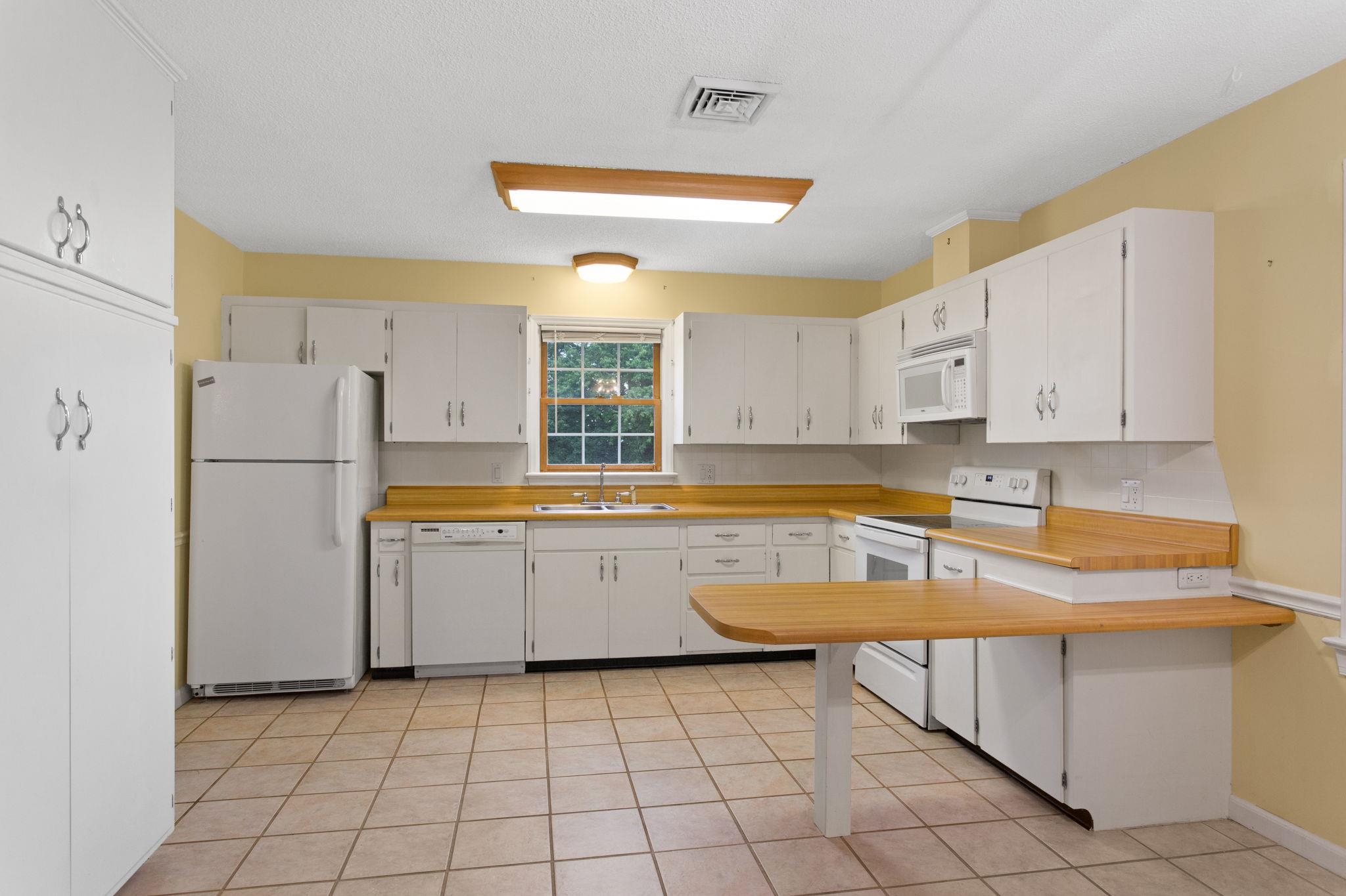 206 BELMONT DR, ROCKINGHAM, Virginia 22801, 3 Bedrooms Bedrooms, ,2 BathroomsBathrooms,Residential,206 BELMONT DR,679799 MLS # 679799