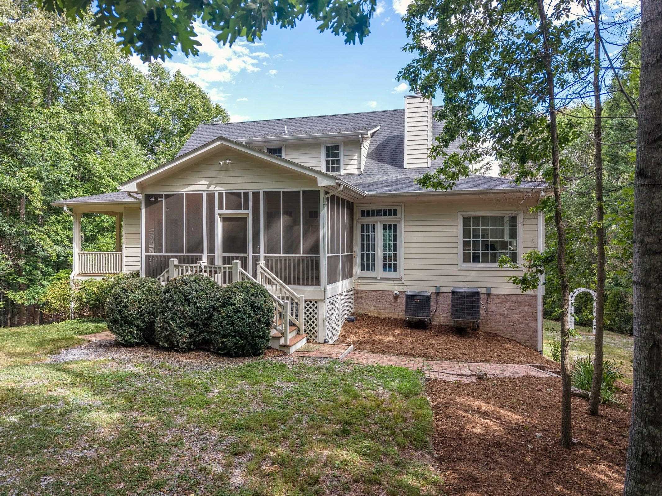 10 miles from historic downtown Lexington. 10 miles from historic downtown Lexington.