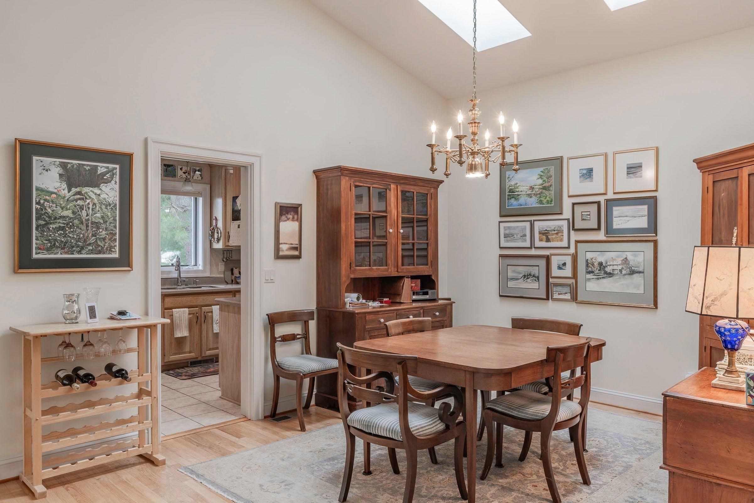 Spacious area-- perfect for hosting family gatherings! Spacious area-- perfect for hosting family gatherings!