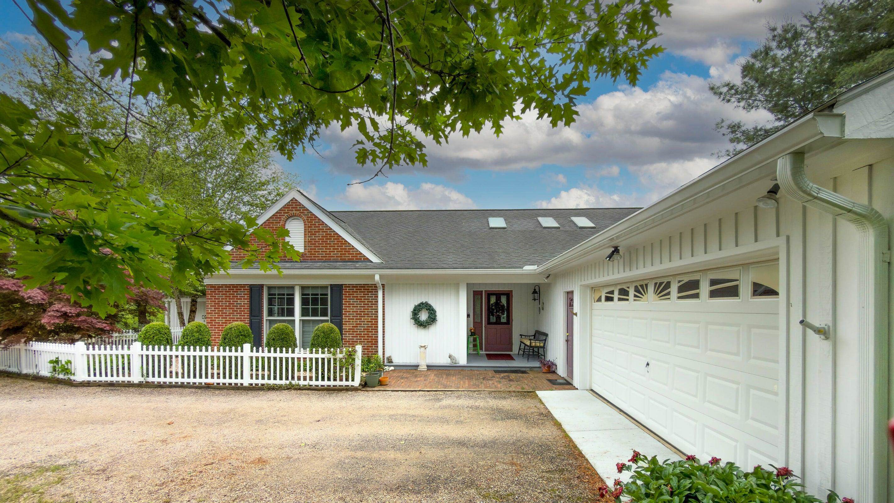 3 bedrooms/2 baths and an oversized 2-car garage. 3 bedrooms/2 baths and an oversized 2-car garage.