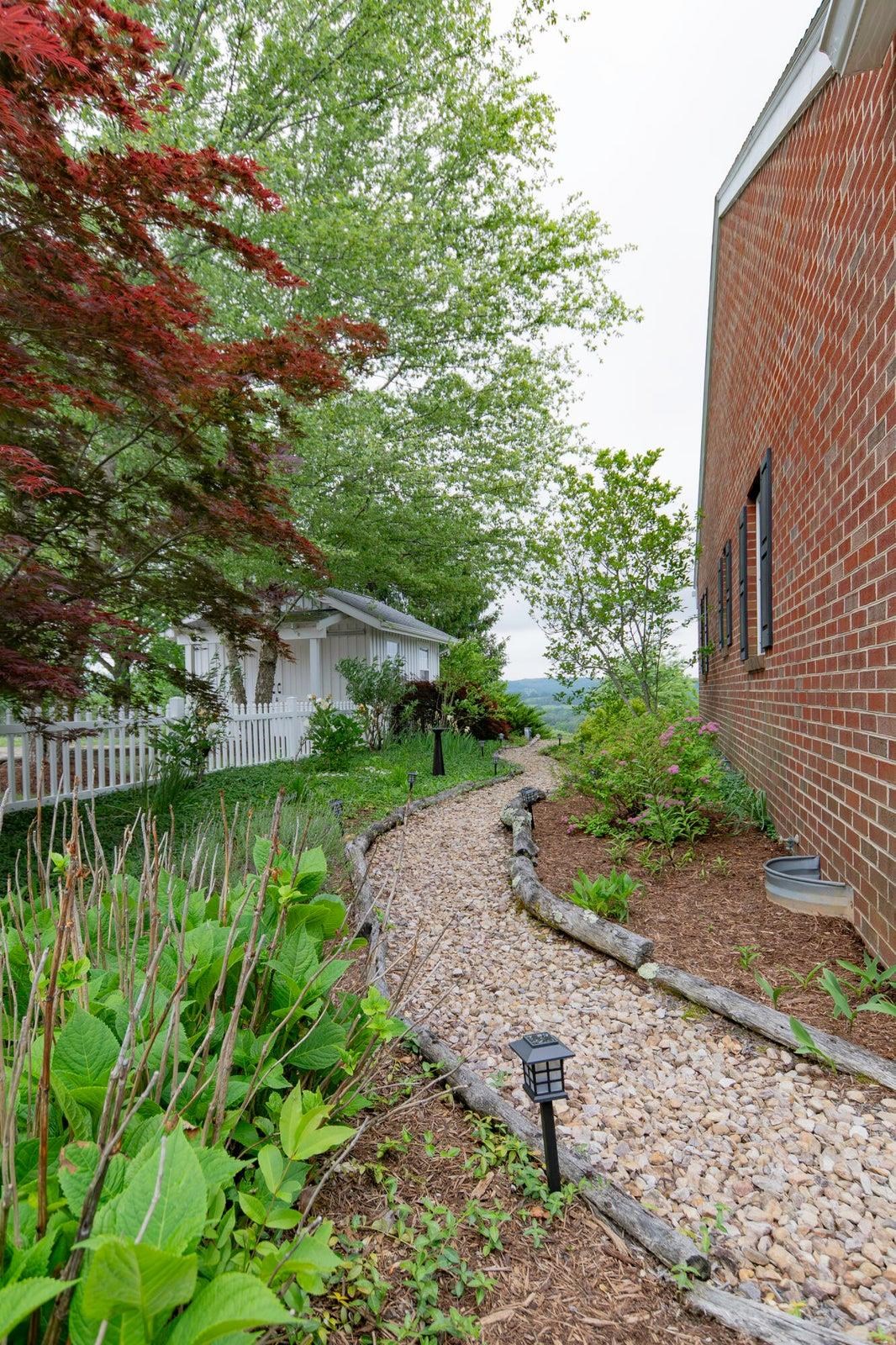 Lovely mature landscaping! Lovely mature landscaping!