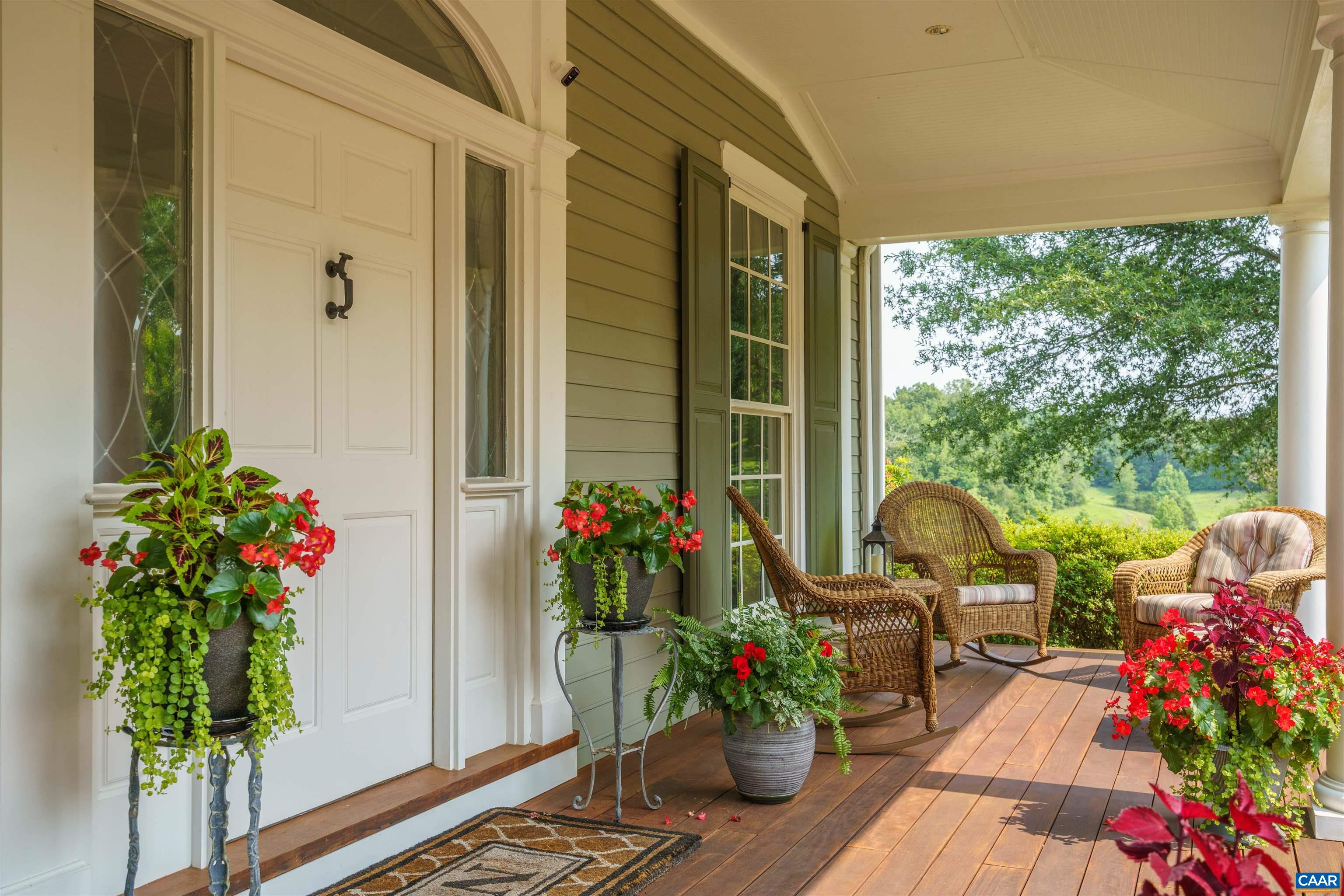 Covered front porch! Covered front porch!