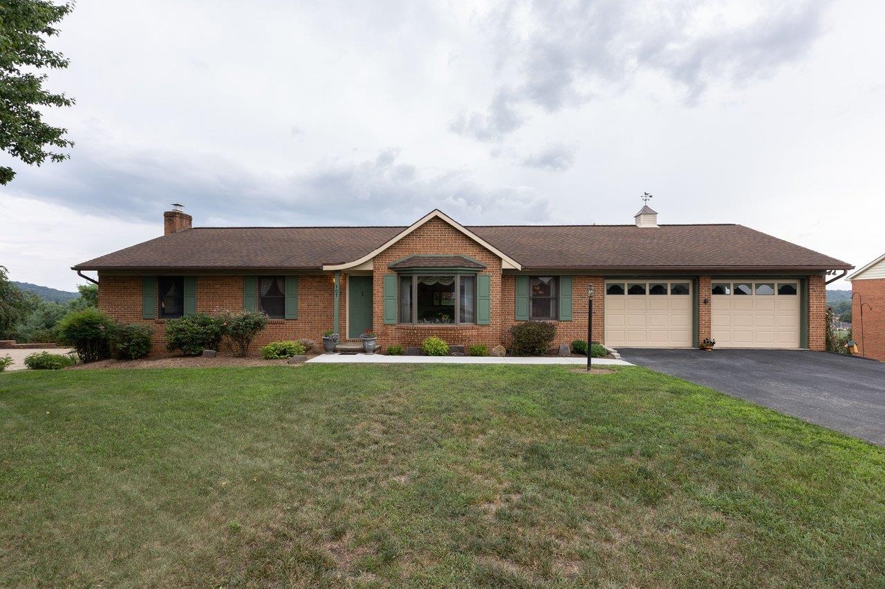107 DOGWOOD DR, BRIDGEWATER, Virginia 22812, 5 Bedrooms Bedrooms, ,3 BathroomsBathrooms,Residential,107 DOGWOOD DR,679831 MLS # 679831 107 DOGWOOD DR, BRIDGEWATER, Virginia 22812, 5 Bedrooms Bedrooms, ,3 BathroomsBathrooms,Residential,107 DOGWOOD DR,679831 MLS # 679831