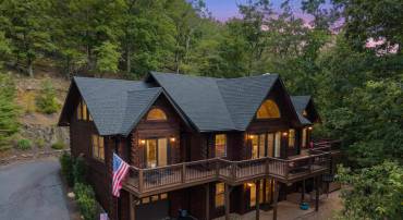 Summer privacy and winter views of the Ski slopes, golfcolurse, Painters Pond.