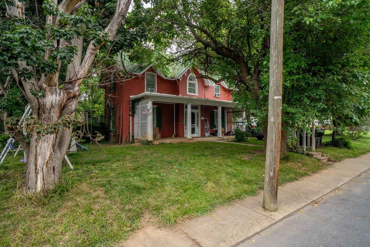 847 MAPLE AVE, STAUNTON, Virginia 24401, 3 Bedrooms Bedrooms, ,2 BathroomsBathrooms,Residential,847 MAPLE AVE,679951 MLS # 679951