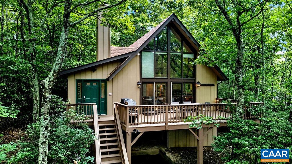 The home enjoys a superb location with quick access to several hiking trails and an easy walk to the heart of the ski village.