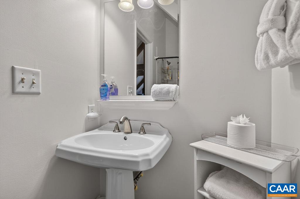 Full bathroom on the second floor.