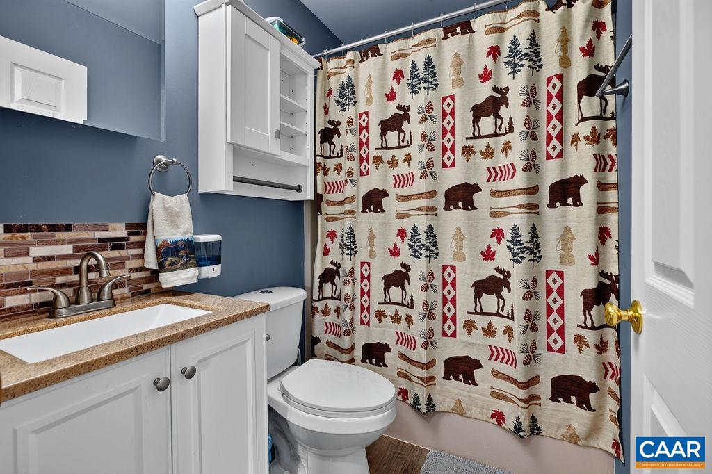 Full guest bath on the second floor.