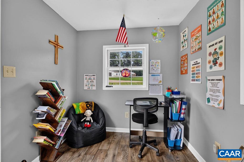 This charming detached school room can be also an ideal craft room, office/ studio or converted back into a glorious shed.