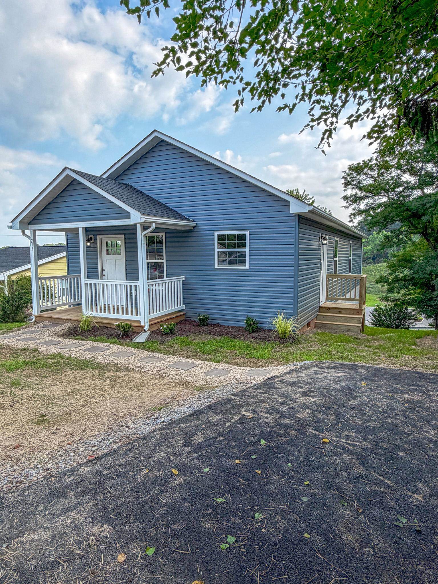 715 MINEOLA ST, STAUNTON, Virginia 24401, 3 Bedrooms Bedrooms, ,2 BathroomsBathrooms,Residential,715 MINEOLA ST,679964 MLS # 679964