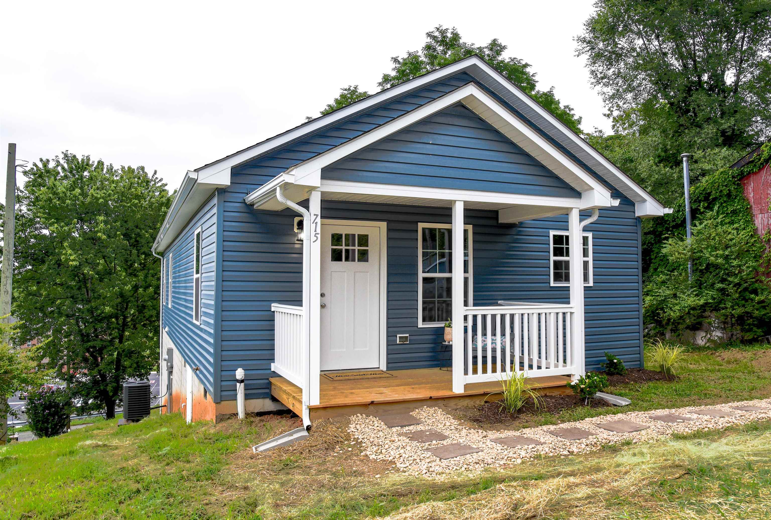 715 MINEOLA ST, STAUNTON, Virginia 24401, 3 Bedrooms Bedrooms, ,2 BathroomsBathrooms,Residential,715 MINEOLA ST,679964 MLS # 679964